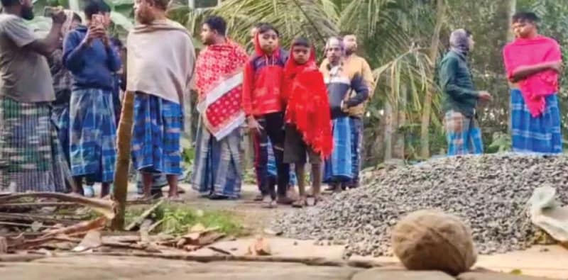 আইএসএফ নেতার বাড়ির সামনে থেকে বোমা উদ্ধার