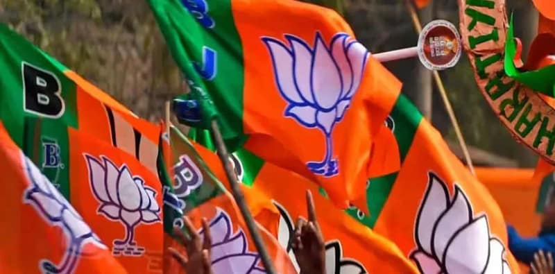 বুধবার সন্ধ্যায় বারাকপুর-বারাসত রোডের বটতলা মোড়ে অবরোধ বিজেপির