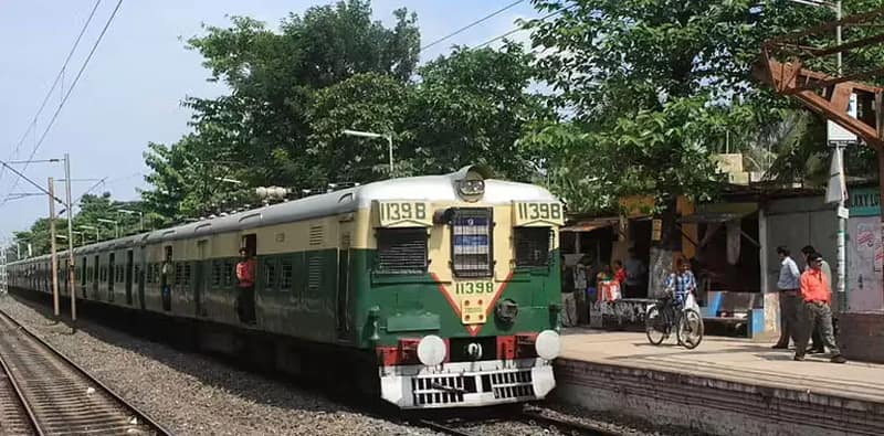কাটোয়ায় ট্রেনের কামরায় অগ্নিকাণ্ডের জের প্রতিটি স্টেশনে নজরদারি বাড়াতে নির্দেশ