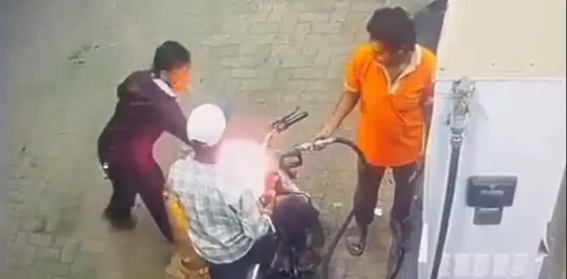 ধুমপানে নিষেধ, রাগে পেট্রল পাম্পে আগুন ধরিয়ে দিল যুবক