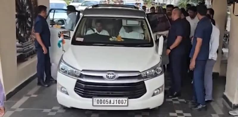 ভুবনেশ্বরে বিধানসভায় এলেন রাজ্যের বিরোধী দলনেতা নবীন পট্টনায়েক