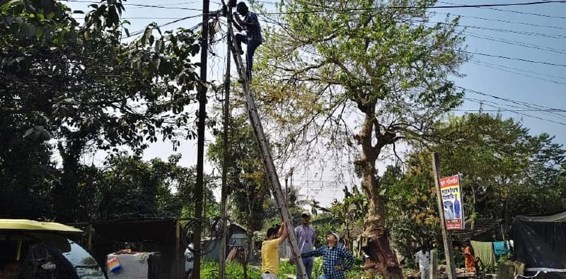 ‘বর্তমান’-এর খবরের জের: নবদ্বীপ ধাম স্টেশন রোডে আলোর ব্যবস্থা করল রেল
