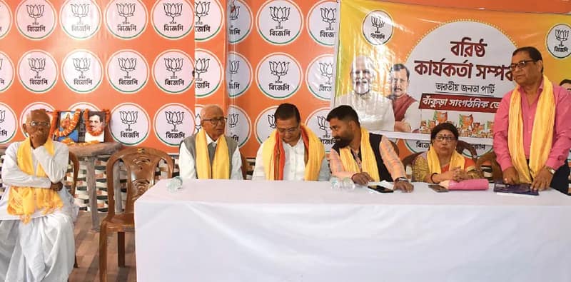 চেষ্টা করেও মানভঞ্জনে ব্যর্থ, বৈঠকে গরহাজির বিজেপির পুরানো নেতারা