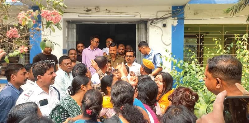 বিজেপির পতাকা ছিঁড়ে মহিলা নেত্রীকে মারধরের অভিযোগ, সাঁকরাইলে অশান্তি, ধৃত ৩