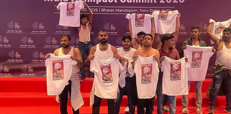এআই সম্মেলনের মধ্যেই জামা খুলে  প্রতিবাদ যুব কংগ্রেসের, গ্রেপ্তার চার
