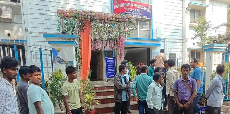আনন্দপুর অগ্নিকাণ্ড: নরেন্দ্রপুর থানায় স্বজনহারা পরিবারের লোকজন, আজ তুলে দেওয়া হবে শনাক্ত ১৮ জনের দেহাবশেষ