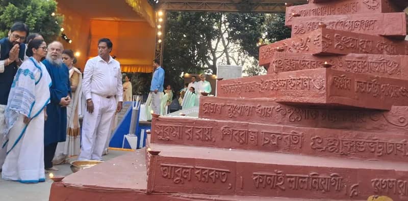 কলকাতার দেশপ্রিয় পার্কে ভাষা দিবসের অনুষ্ঠানে মুখ্যমন্ত্রী, সঙ্গে বিজেপি সাংসদ অনন্ত মহারাজ