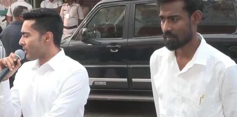 প্রতীক উর রহমানকে পাশে নিয়ে সাংবাদিকদের মুখোমুখি অভিষেক বন্দ্যোপাধ্যায়