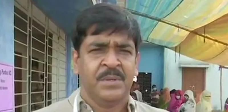 পোলেরহাট থানার লক্ষীতলা ক্যানিং পূর্বের বিধায়ক শওকত মোল্লার গাড়ি লক্ষ্য করে বোমা মারার অভিযোগ