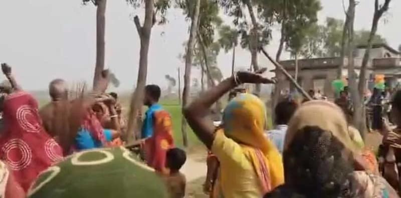বিজেপির বিধায়ক সুমিতা সিনহার গৃহসম্পর্ক অভিযানের সময় কাঁথিতে ঝাঁটা হাতে রুখে দাঁড়ালেন গ্রামের মহিলারা