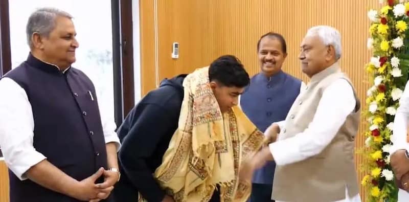বৈভব সূর্যবংশীকে সংবর্ধনা দিলেন বিহারের মুখ্যমন্ত্রী নীতীশ কুমার