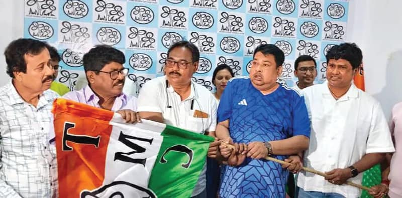 এবার বসিরহাট, প্রাক্তন বিধায়ক দীপেন্দু বিশ্বাস সহ বিরোধীদের ২৬ নেতা তৃণমূলে