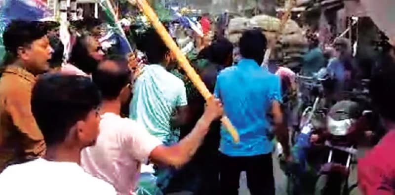 পতাকা টাঙানোকে কেন্দ্র করে তৃণমূল ও আইএসএফের সংঘর্ষ, রণক্ষেত্র মিনাখাঁ