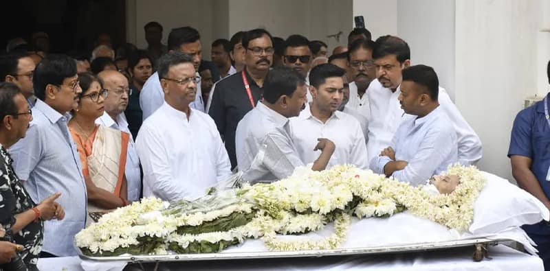 মুকুল রায়ের মরদেহ নিয়ে কাঁচড়াপাড়া গেলেন অভিষেক বন্দ্যোপাধ্যায়