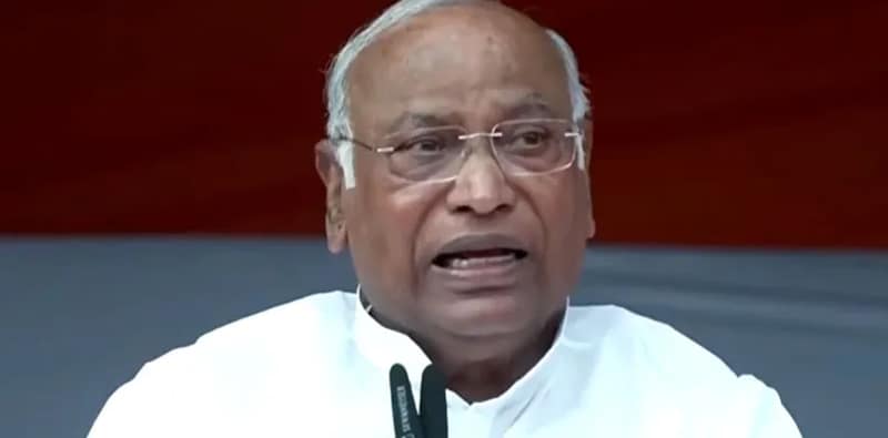 ভোপালের সভায় বক্তব্য রাখছেন কংগ্রেসের সর্বভারতীয় সভাপতি মল্লিকার্জুন খাড়্গে