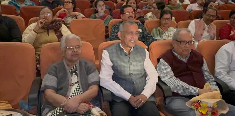 শিলিগুড়ি মিত্র সম্মিলনীর সমাবর্তন অনুষ্ঠানে প্রাক্তন দুই মেয়রের সঙ্গে বর্তমান মেয়র গৌতম দেব