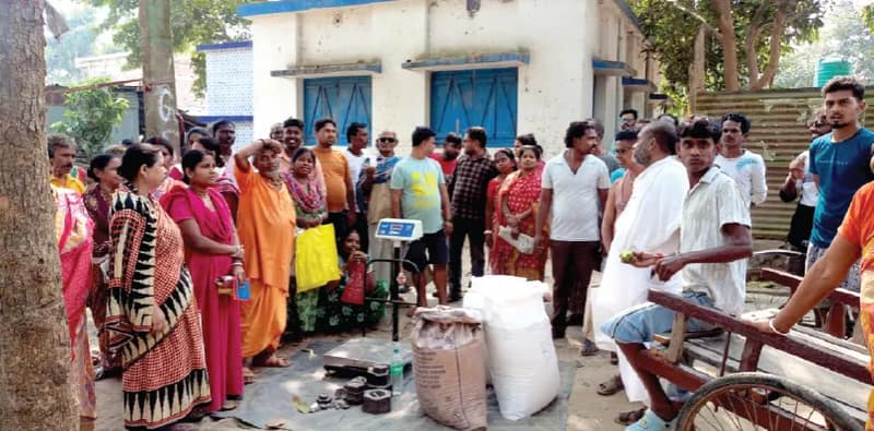 রেশনে চাল না পেয়ে বালুরঘাটের সুকান্ত কলোনিতে গ্রাহকদের বিক্ষোভ
