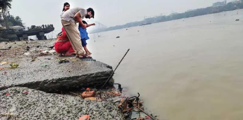 উত্তর কলকাতার নিমতলা ঘাট যেন মুত্যুফাঁদ! পাড় ভাঙছে  বেরিয়ে রয়েছে লোহার রড  ঘোষণাই সার, সংস্কারে হাত দেয়নি বন্দর কর্তৃপক্ষ