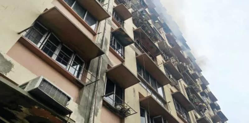 কেবল মেরামতির সময় বিস্ফোরণ, ঘণ্টাখানেক বিদ্যুৎহীন লেক অ্যাভিনিউ, সাদার্ন অ্যাভিনিউয়ে আবাসনে আগুন