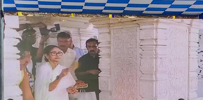 ভবানীপুরে জৈন মন্দিরে পুজো দিলেন মুখ্যমন্ত্রী মমতা বন্দ্যোপাধ্যায়
