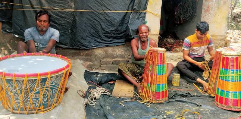 ঘরে ঘরে তৈরি হচ্ছে ধামসা ও মাদল, বসন্তের আগে তুমুল ব্যস্ততা বিনপুরের  কুড়চিবনী গ্ৰামে