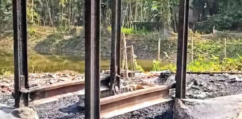 গাইঘাটা ব্লকে সংস্কারের অভাবে বেহাল অবস্থা শতবর্ষ প্রাচীন ছেকাটি শ্মশানের