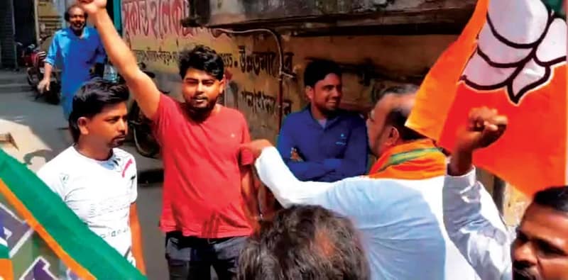 কোতুলপুরে দিলীপের জনসংযোগ কর্মসূচিতে স্লোগান যুদ্ধে জড়াল তৃণমূল কংগ্রেস ও বিজেপি