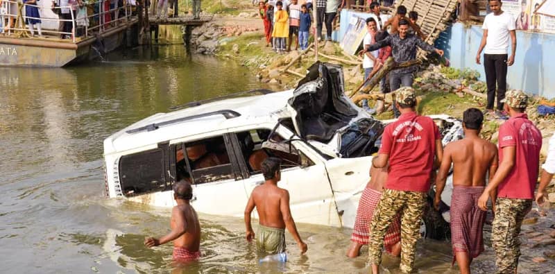 লালবাগ সদরঘাটে ভেসেলে ওঠার সময় নিয়ন্ত্রণ হারিয়ে ভাগীরথীতে পড়ল চারচাকা