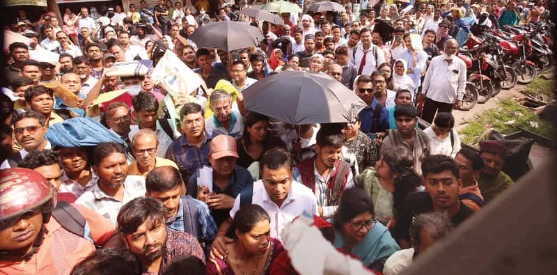 ভোগান্তির শিকার গ্রাহকরা, কলকাতা থেকে শহরতলিতে দিনভর জারি তল্লাশি