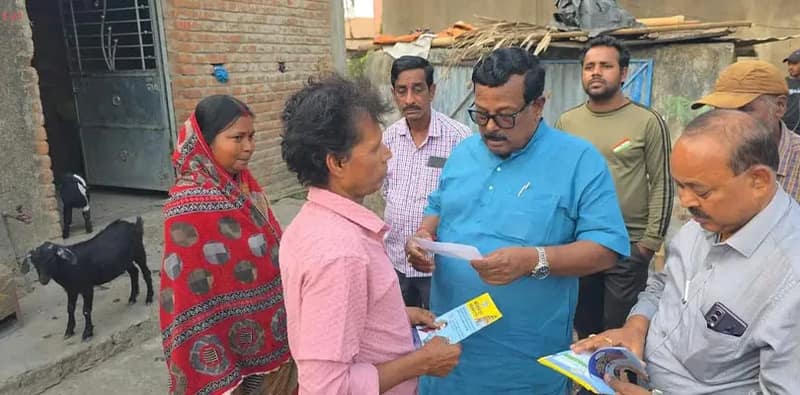 সিউড়িতে বাড়ি বাড়ি গিয়ে উন্নয়নের খতিয়ান তুলে ধরছেন খোদ বিধায়ক