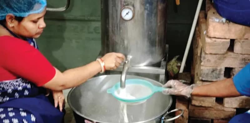 জয়নগরের ফুটিগোদায় সয়াবিনের দুধ দিয়ে টোফু তৈরি করছে স্বনির্ভর গোষ্ঠী