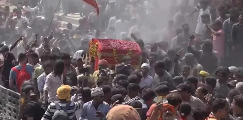 ‘মাসানে কি হোলি’ খেলতে হাজার হাজার মানুষের ভিড় বারাণসীর হরিশচন্দ্র ঘাটে