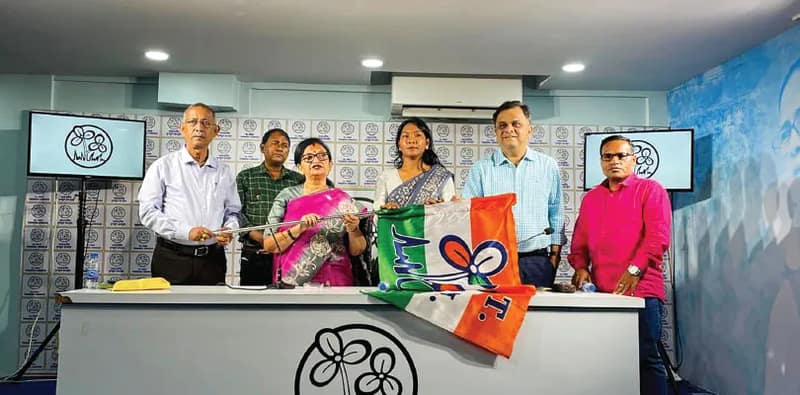 ‘সোনার মেয়ে’ স্বপ্নাকে দলে নিয়ে তৃণমূল ভবন থেকে আওয়াজ উঠল ‘চক দে...’