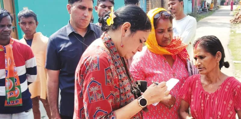 রানিগঞ্জের এগারায় জনসংযোগে বেরিয়ে প্রশ্নের মুখে অগ্নিমিত্রা