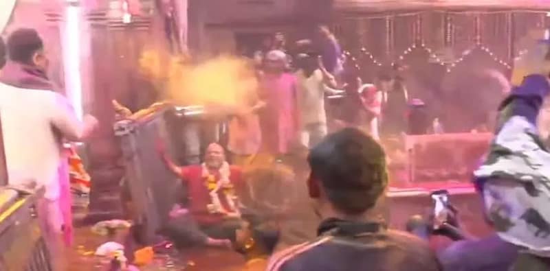 হোলি উপলক্ষ্যে বৃন্দাবনের রাধাবল্লভ মন্দিরে ভক্তদের সমাগম