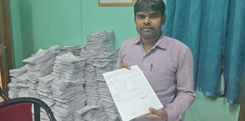 মুরারইতে বিএলওদের হাতে চূড়ান্ত ভোটার তালিকা তুলে দেওয়ার কাজ শুরু