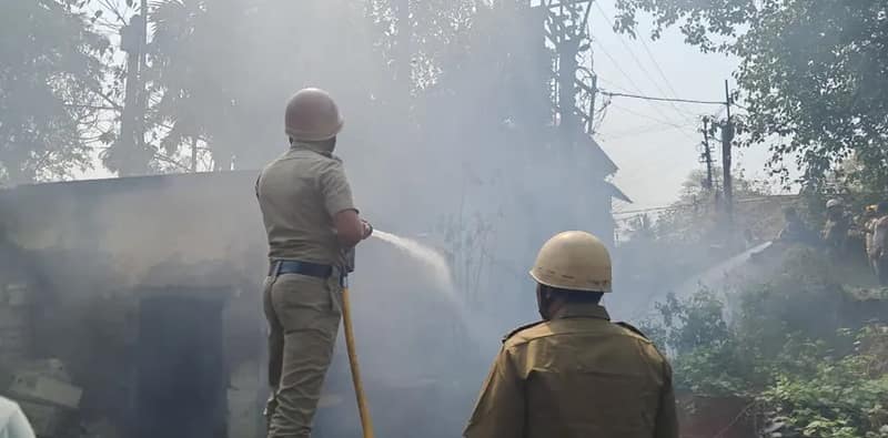 বালুরঘাট শহরে বিদ্যুৎ দপ্তরের গোডাউনে আগুন