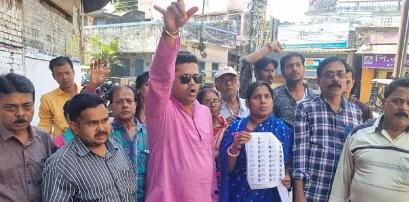 তালিকায় নাম বাদ পড়ায় বাঁকুড়া শহরের ২ নম্বর ওয়ার্ডে তৃণমূলের নেতৃত্বে ভোটারদের বিক্ষোভ