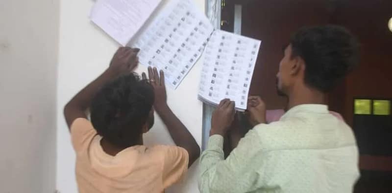 বারাসাত রামকৃষ্ণপুর নবারুণ সংঘ ক্লাবে বনমালীপুরের ভোটাররা তাঁদের নাম ভোটার লিস্টে রয়েছে কিনা তা খতিয়ে দেখছেন