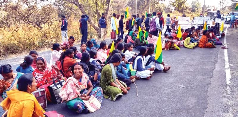 স্কুলের পরিকাঠামো উন্নয়ন ও শিক্ষক নিয়োগের দাবি, সাঁতুড়িতে অনির্দিষ্টকালের জন্য অবরোধে আদিবাসীরা, দুর্ভোগ