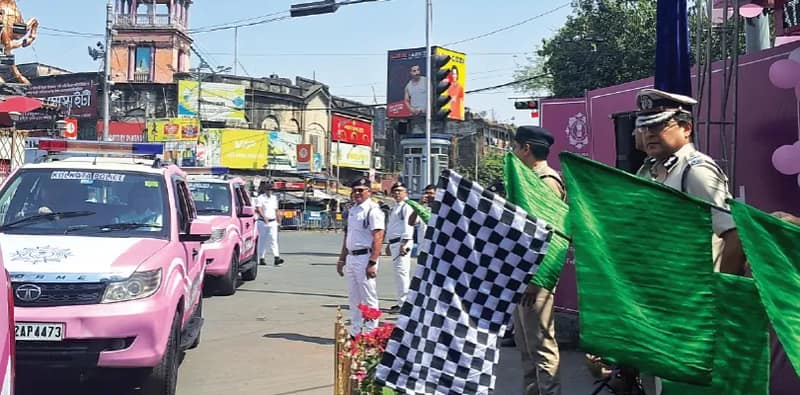 কলকাতায় মহিলা নিরাপত্তায় পিঙ্ক বুথ, রাতে টহল দেবে ‘শাইনিং’ ভ্যান, উদ্বোধনে সিপি, সাধুবাদ মুখ্যমন্ত্রীর