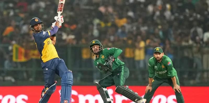 ছিটকে গেল পাকিস্তান, শেষ চারে কিউয়িরা