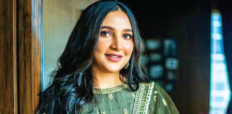 দুবাইয়ে আটকে শুভশ্রী