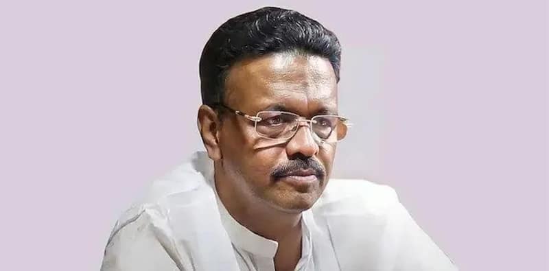 মক্কায় স্ত্রী ও মেয়ে, চিন্তিত ফিরহাদ