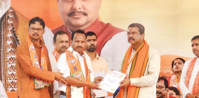 গড়বেতায় পরিবর্তন যাত্রায় ভরল না মাঠের সিকিভাগও, কটাক্ষ তৃণমূলের