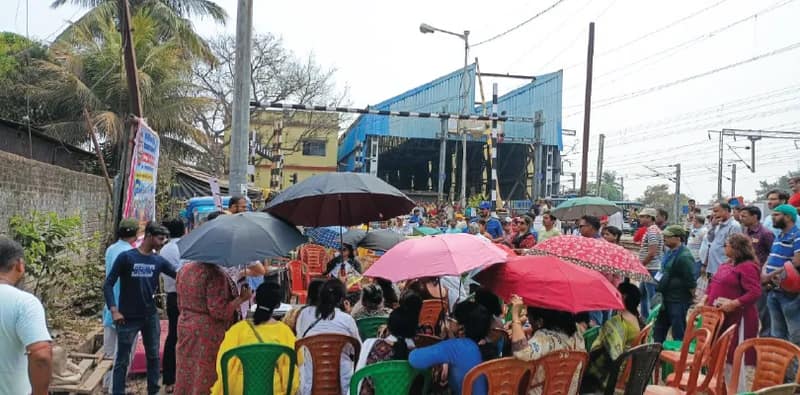 দীর্ঘক্ষণ বন্ধ থাকে রেলগেট, নিত্যদিনের  যানজটে নাজেহাল দশা বাকসাড়াবাসীর