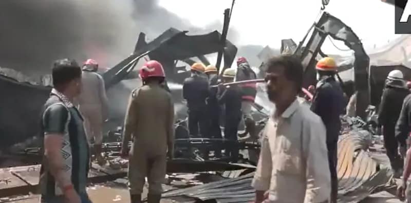 দিল্লির টিক্রি নেতাজি সুভাষ বিহারের একটি গুদামে আগুন