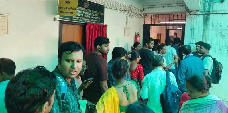 নাম বাদ যাওয়া ভোটারদের নাম তুলতে লাইন উত্তর ২৪ পরগনা জেলাশাসকের দপ্তরে
