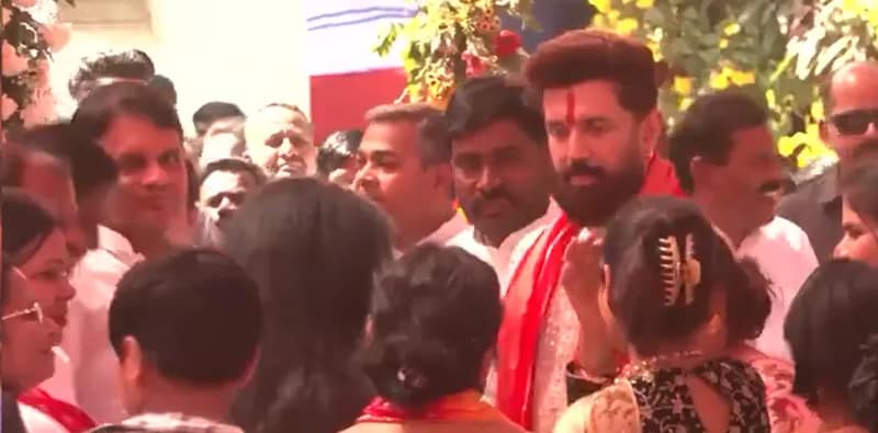 দলীয় কর্মী এবং পরিবারের সঙ্গে হোলি খেললেন কেন্দ্রীয় মন্ত্রী চিরাগ পাসোয়ান