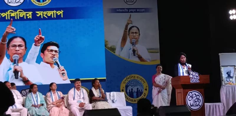 তৃণমূলে যোগ দেওয়ার পর নজরুল মঞ্চে রাজনৈতিক সভায়  সোনাজয়ী স্বপ্না বর্মন